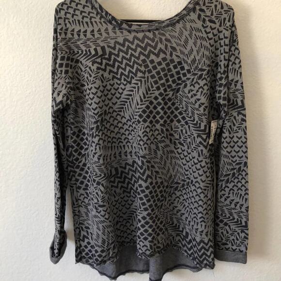 Aeropostale Thermal V-back Grey Geometric Print Tunic Top, size Medium - Picture 8 of 11